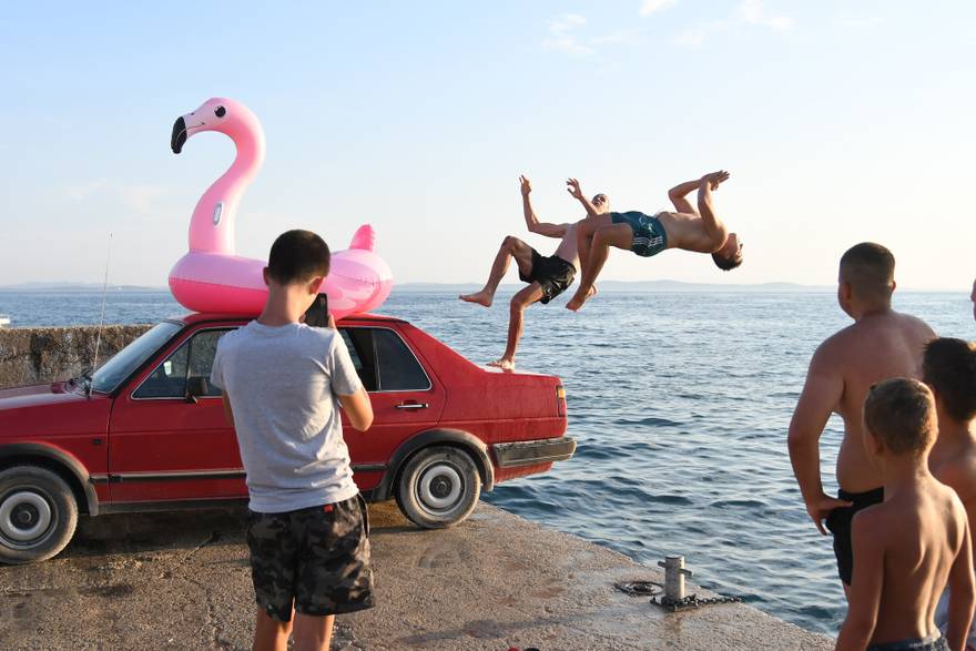 Na Viru skaču s auta