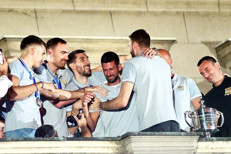 Pobjednik US Opena i osvajač sad ukupno 24 Grand Slam naslova Novak Đoković dočekan je u Beogradu zajedno sa srebrnim košarkašima, te se rasplakao pred tisućama navijača