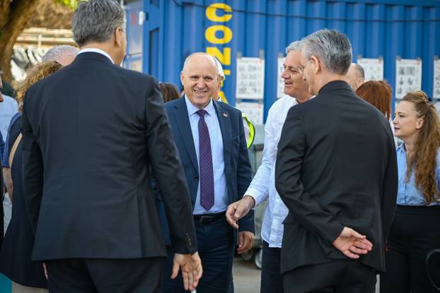 Zagreb: Premijer Plenković se sastao sa zagrebačkim nadbiskupom Draženom Kutlešom i obišao katedralu