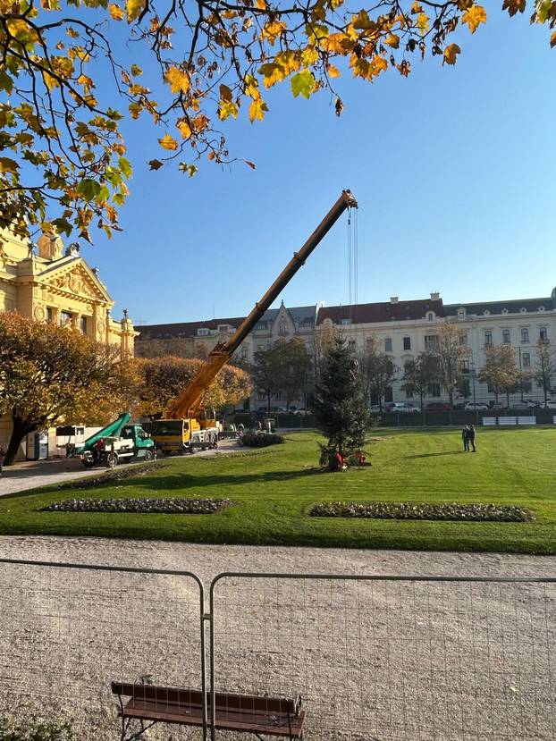 FOTO U Zagrebu se pripremaju za Advent: Slaže se klizalište...