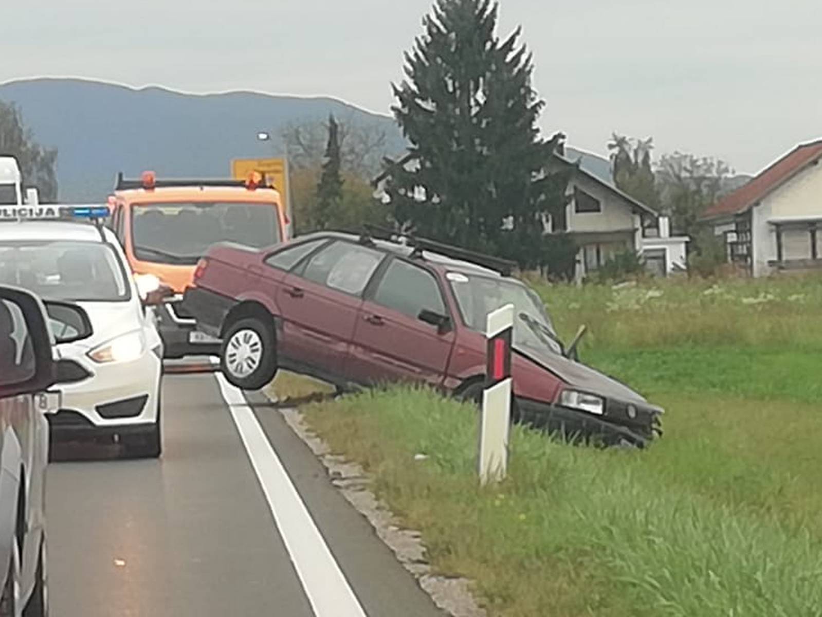 Troje ozlijeđeno u frontalnom sudaru nedaleko od Draganića