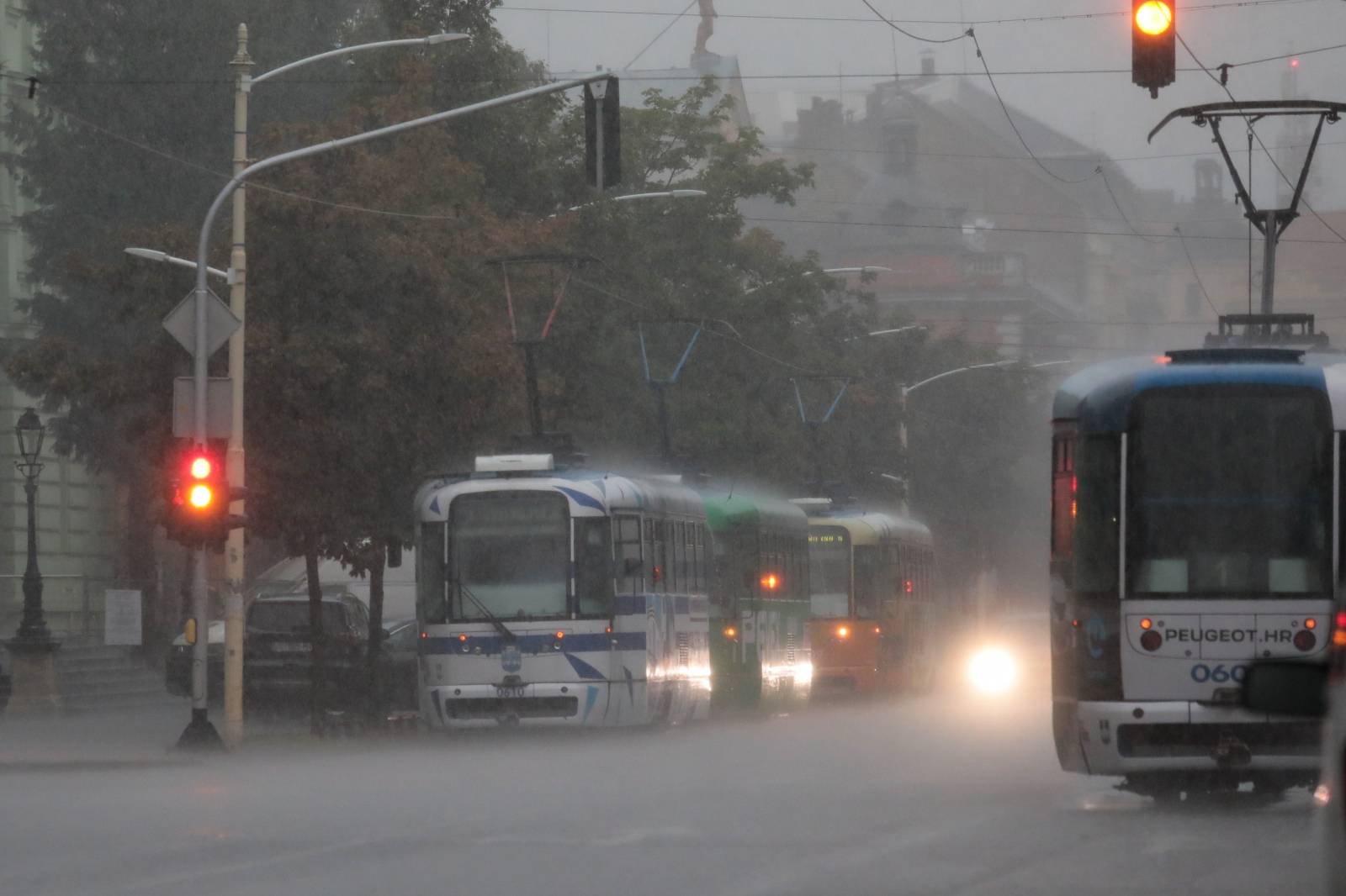 Nevrijeme u Osijeku prouzročilo zastoj tramvaja, kolnici potopljeni