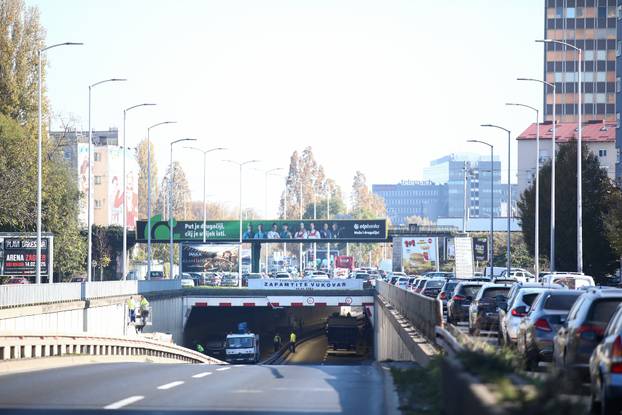 
Zagreb: Za promet zatvoren podvožnjak Savska cesta - Slavonska avenija zbog radova na rekonstrukciji javne rasvjete