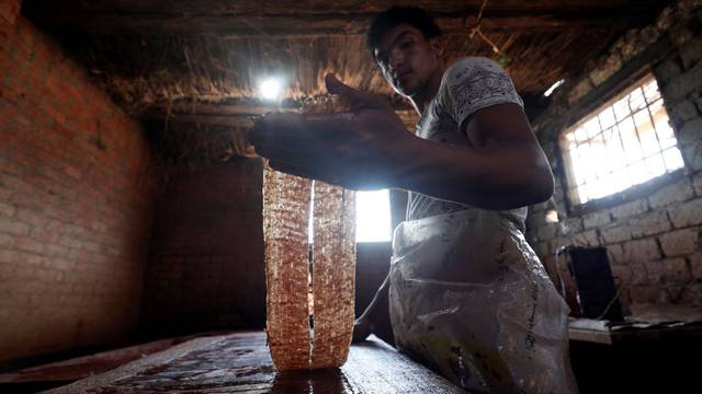 Proizvodnja papirusa u Egiptu u maloj radionici u blizini Kaira