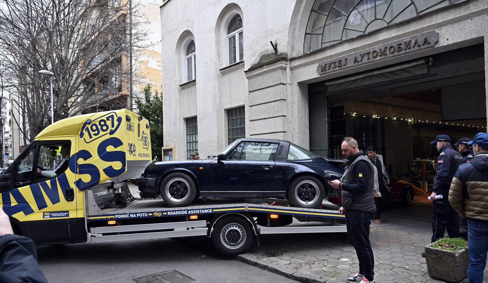 Beograd: Prisilno iseljenje Muzeja automobila iz zgrade u ulici Majke Jevrosime 30
