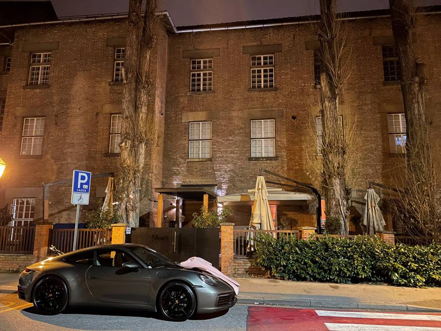 Bivša misica Barbara Ljiljak proslavila je 33. rođendan u jednom zagrebačkom restoranu, a za poklon je dobila Porsche koji je  bio ukrašen velikom ružičastom plišanom mašnom