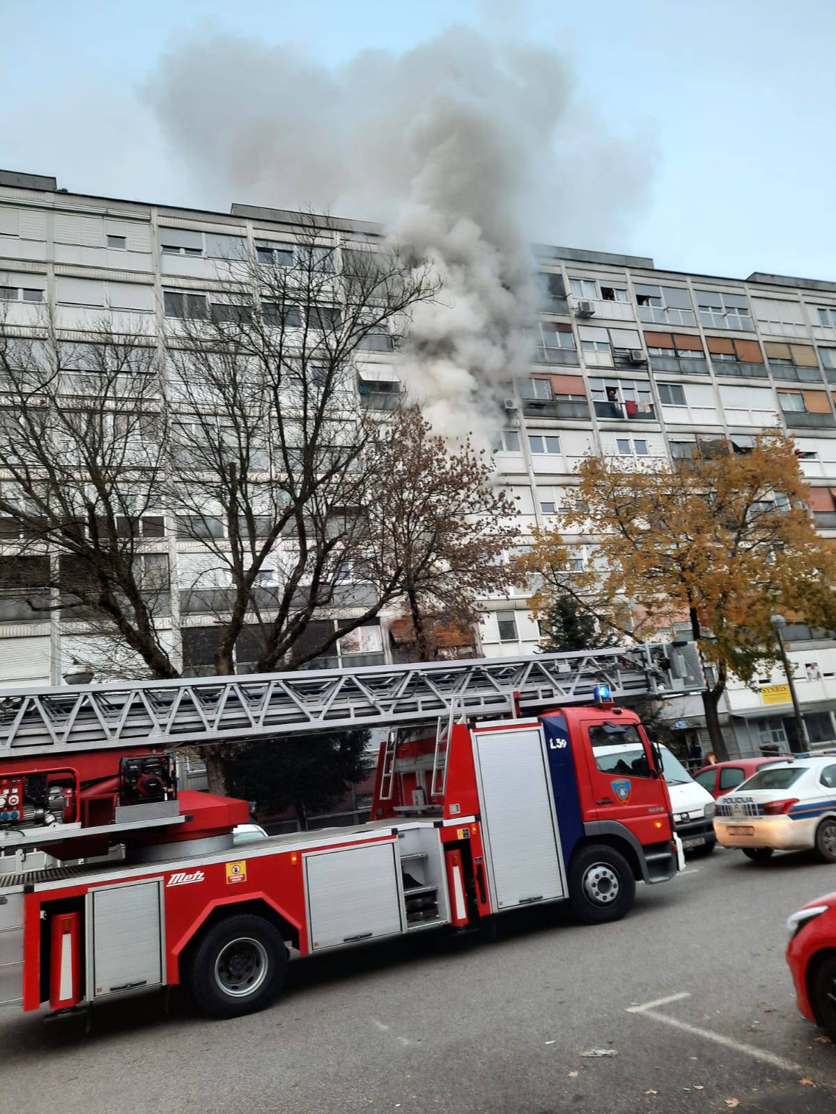 Požar u stanu u Zapruđu: Ljudi su u panici napuštali zgradu, dvoje ih se nagutalo dima...