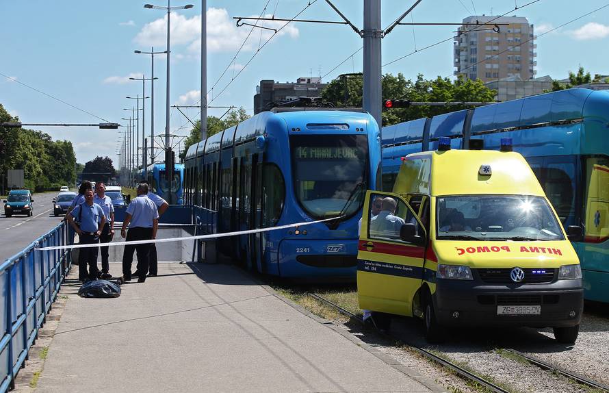 Nesreća u Zagrebu: Morali su dići  tramvaj  da izvuku pješaka