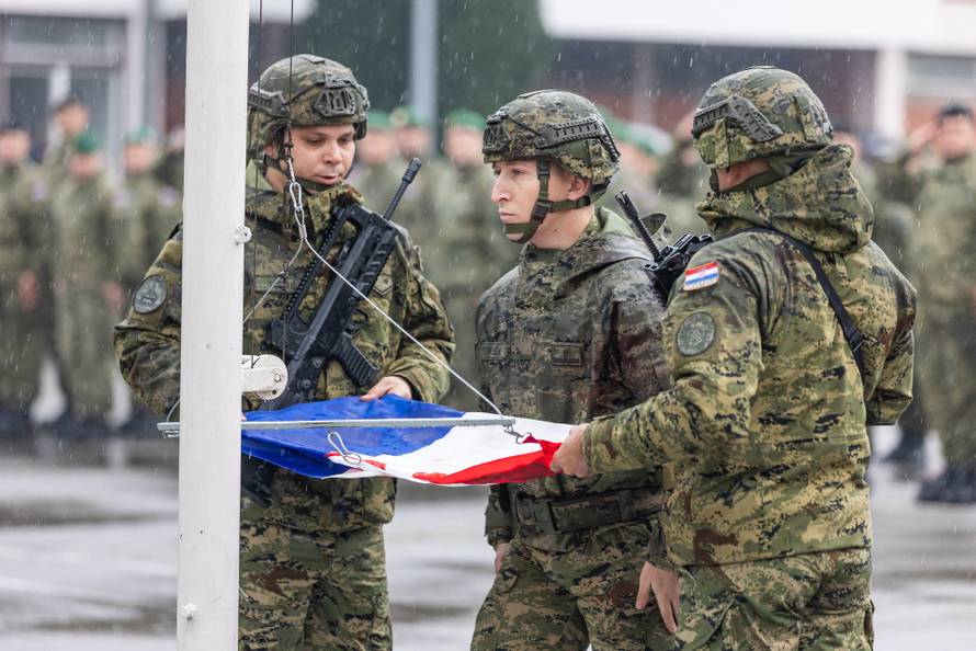 Đakovo: Ministar obrane Ivan Anušić na ispraćaju 40. HRVCON-a u operaciju KFOR na Kosovo