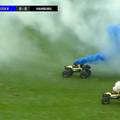 VIDEO Bizaran prekid utakmice u Njemačkoj: Autići s dimnim bombama mučili su osiguranje