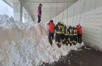 Snježna lavina na sjeveru Italije zatrpala popularno turističko odredište: Nitko nije ozlijeđen