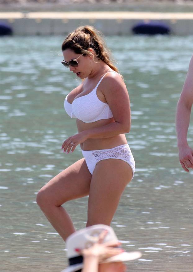 *PREMIUM-EXCLUSIVE* Kelly Brook and boyfriend Jeremy Parisi spotted spending their time at the beach while on vacation in Mykonos island.