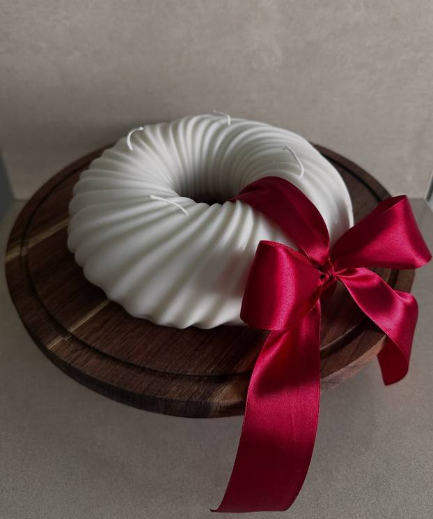 Naši umjetnici i dizajneri nude ukrase za Božić: Šalice se zlate, a vezeni vijenci su najtraženiji