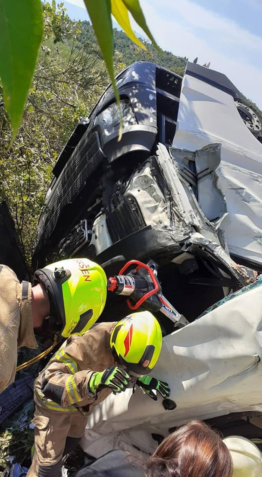 Sletjeli s ceste kraj Metkovića pa ostali zarobljeni u kabini