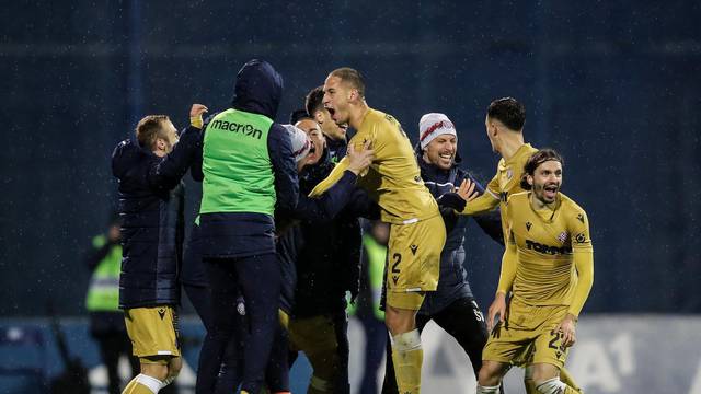 Hajduku pripao derbi: Livaja i Sahiti srušili Dinamo, Maksimirom letjele baklje