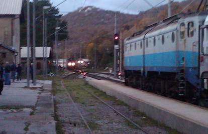 Skoro tragedija: Putnički i brzi vlak sreli se na istom kolosjeku