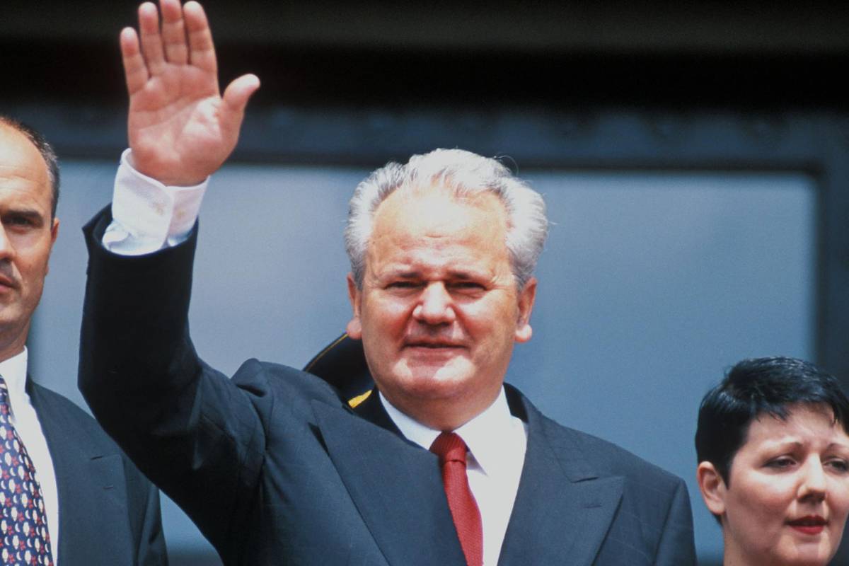 Prije 15 godina umro je zločinac Slobodan Milošević. Pokopali su ga u dvorištu ispod stare lipe | 24sata
