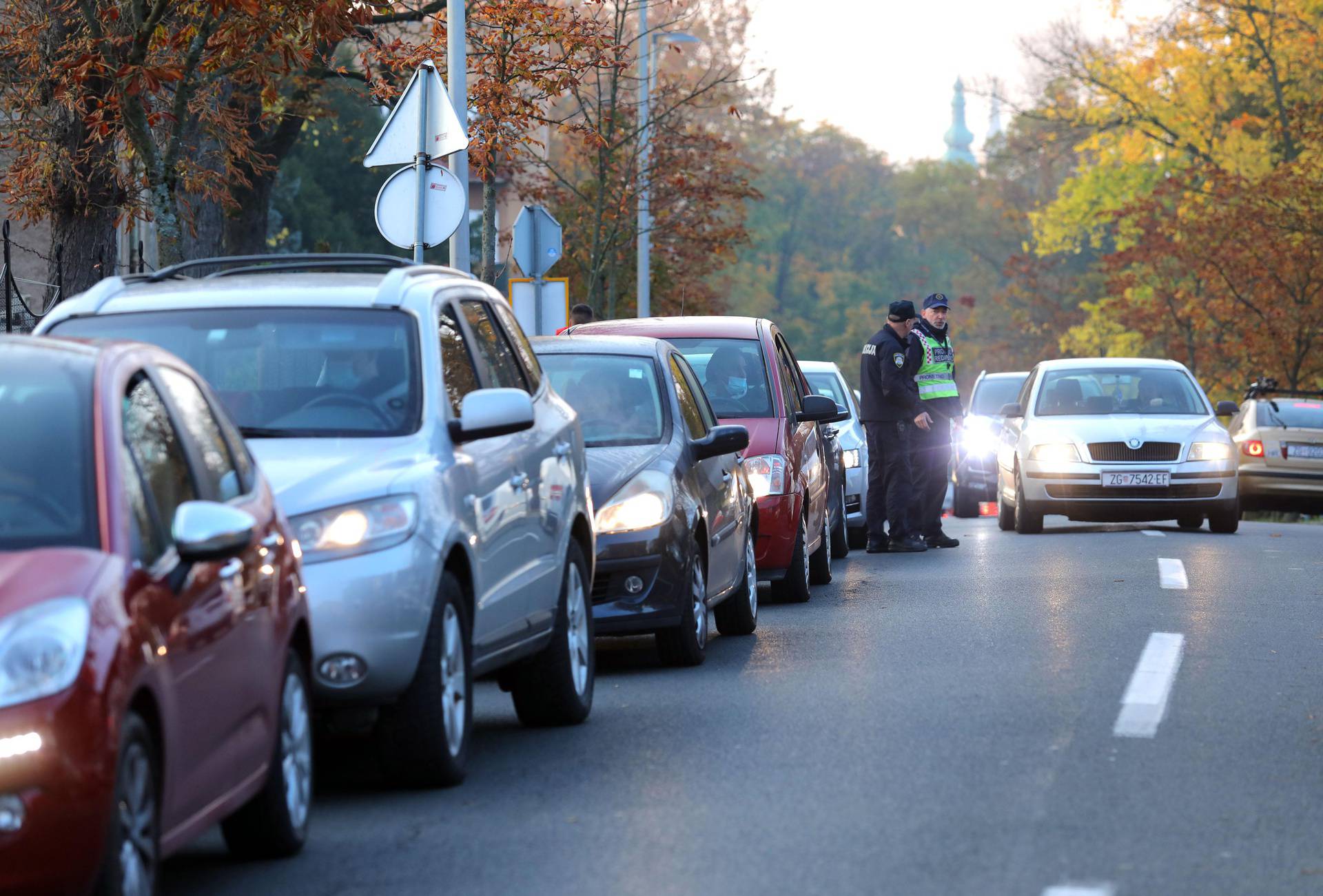 Zagreb: Velike gužve za testiranje na koronavirus ispred klinike Fran Mihaljević