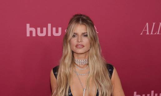 Pjevačica je neprepoznatljiva: S dubokim dekolteom u lateks haljini privlačila je poglede