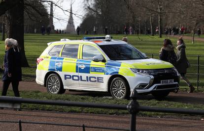 Održali vjenčanje s 400 ljudi u školi u Londonu, čak su i prekrili prozore, no policija ih je našla