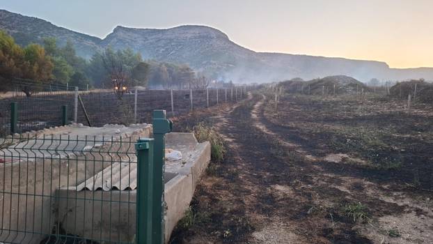 GALERIJA Pogledajte prizore borbe s buktinjom na Braču: Vatru gasilo čak 56 vatrogasaca