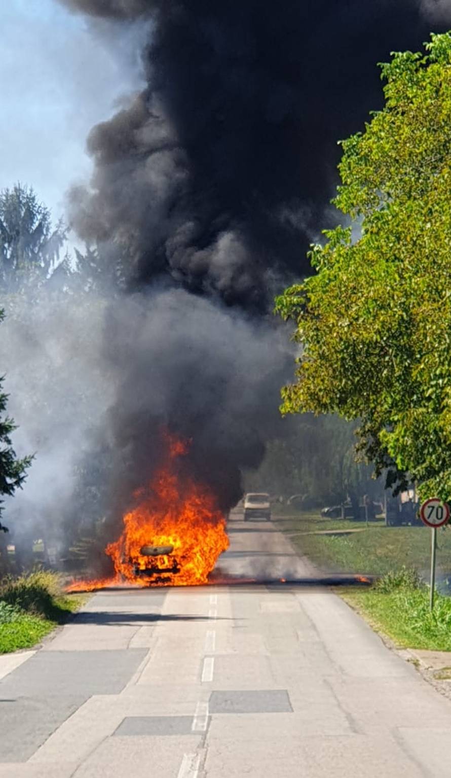 Kombi izgorio na cesti, a velika vatra se proširila na dvije kuće