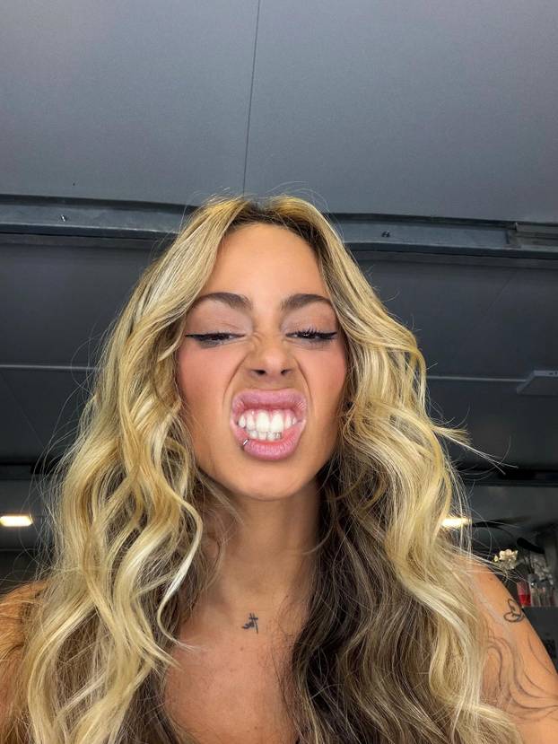 Svjetski prvak ljubi atraktivnu pjevačicu. Uskoro će se vjenčati