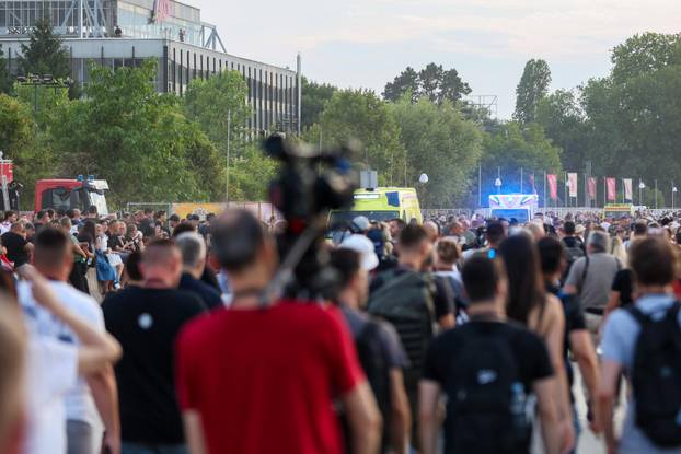 Zagreb: Obožavatelji zauzimaju mjesta unutar Hipodroma uoči početka koncerta