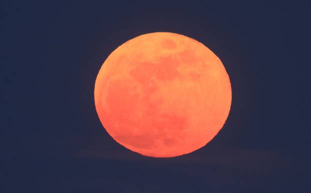 Krvavi Mjesec tijekom potpune pomrčine Mjeseca iznad Samobora 