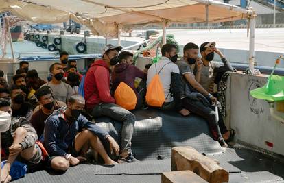 Brod sa 118 migranata čeka ulazak u luku Italije ili Malte