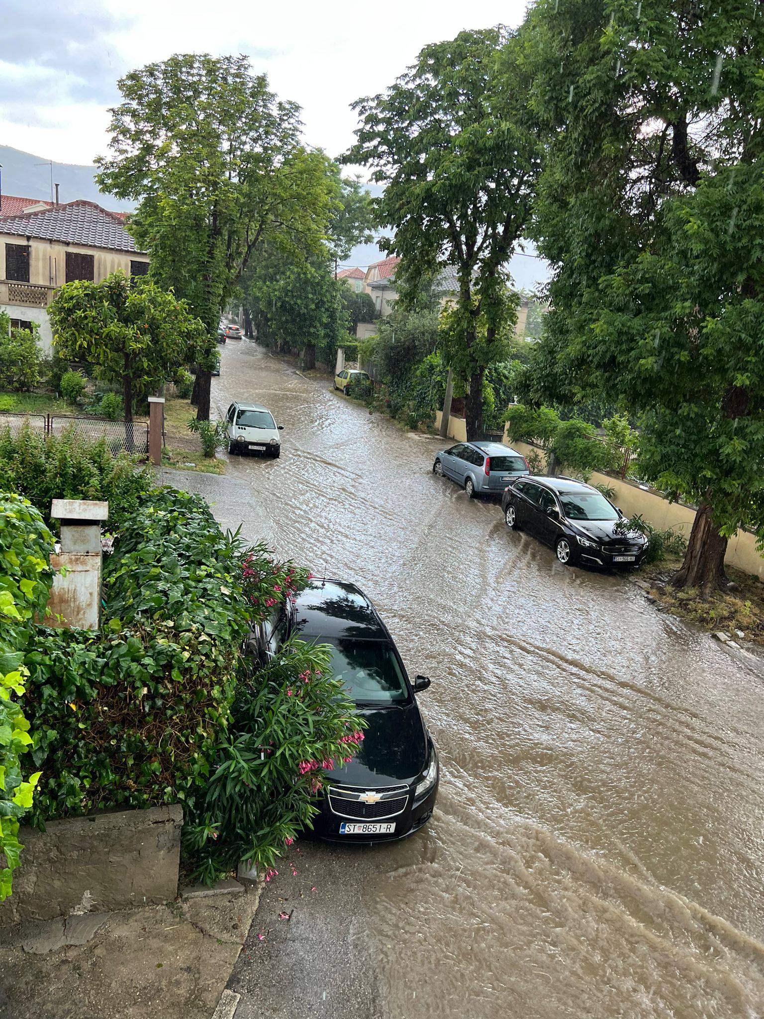 Nevjerojatne snimke: Vozila 'plivaju' po ulicama, poplava u Kaštelima: 'Zapeli smo na cesti'