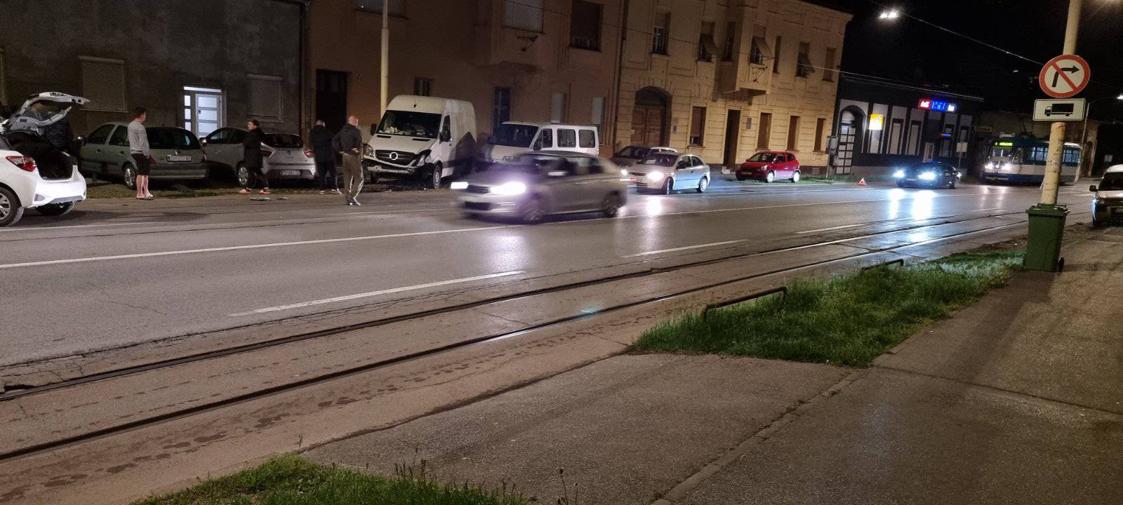 Osijek: Nije tramvaj 'pokupio' parkirane aute nego pijani vozač automobila