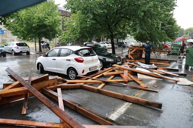 Osijek: Jak vjetar srušio drvenu skelu
