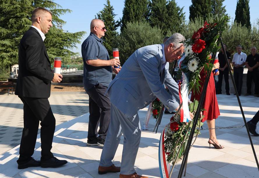 Šibenik: Položeni vijenci i zapaljene svije?e povodom obljetnice Oluje