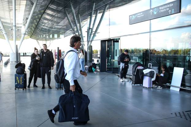 Zagreb: Odlazak hrvatske nogometne reprezentacije u Prag 