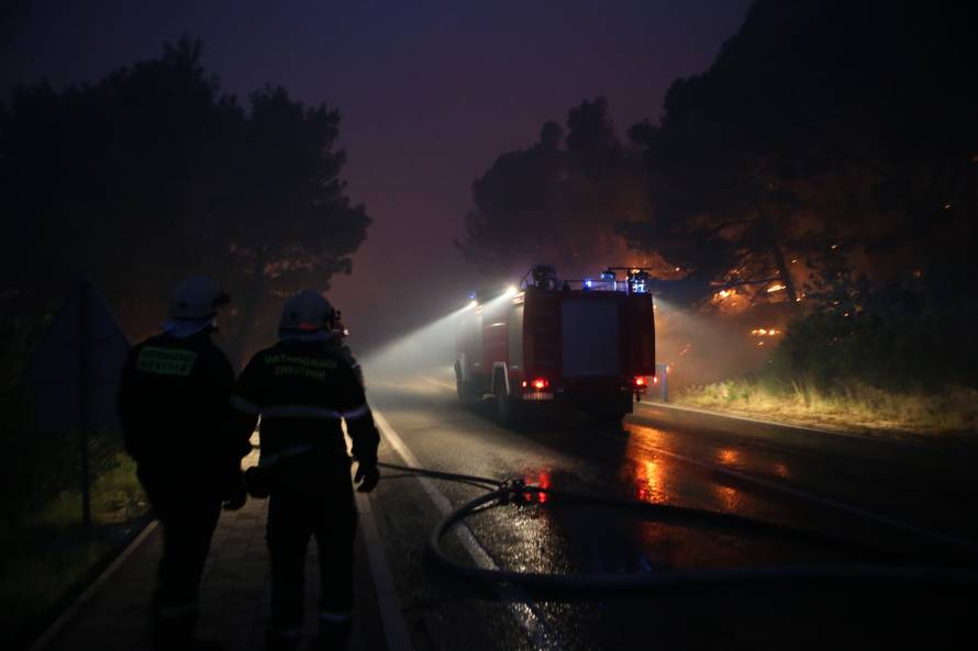 Kanader pomaže u gašenju, u Makarsku stiže i 150 vojnika