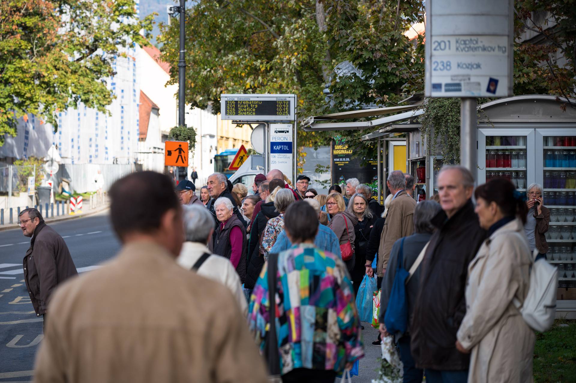 Zagreb: Brojni građani čekaju autobus za Mirogoj i Krematorij