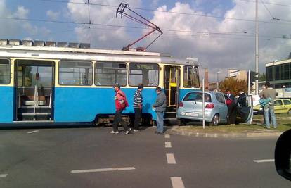 Toyotom udario u tramvaj pokraj dvorane V. Lisinski