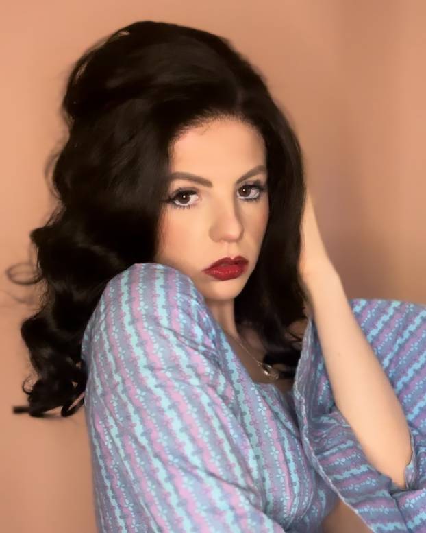 FOTO Mlada ljepotica obožava vintage stil - u retro krpicama donosi seksepil iz 1950-ih