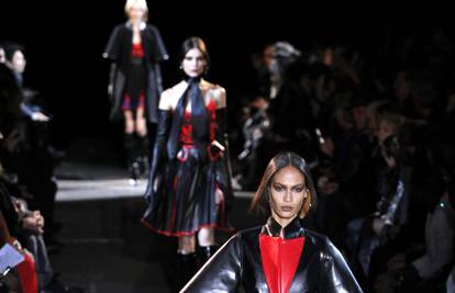 Metri crne kože i čipke su opet u modi poručuju iz Givenchya