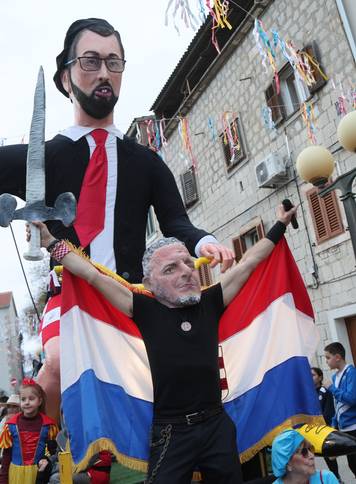 Zagreba&ccaron;ki gradona&ccaron;elnik Tomislav Toma&scaron;evi&cacute; bio je krnja na ma&scaron;karama u Ka&scaron;tel Kambelovacu