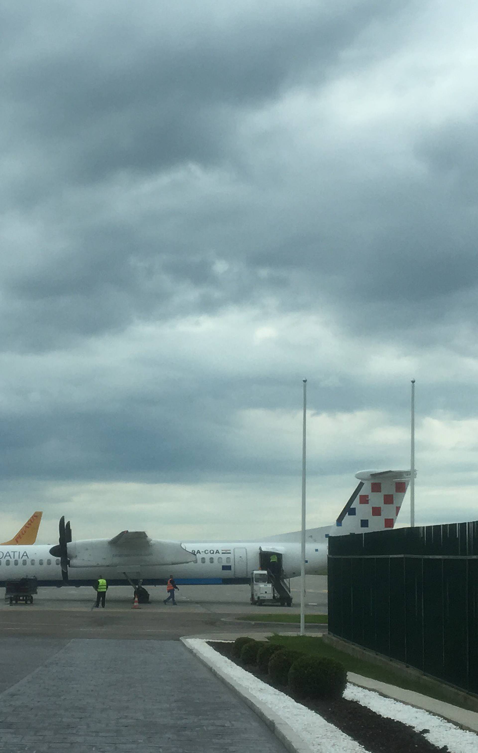 Let CA iz Zagreba u Bukureštu dočekali vodenim topovima