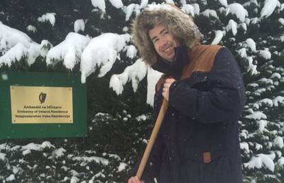Irski veleposlanik uzeo lopatu i čistio snijeg ispred ambasade