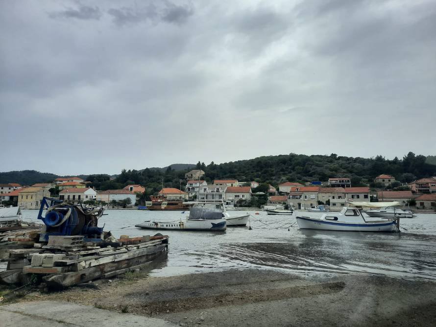 Meteorološki tsunami pogodio Velu Luku, nasukale se brodice