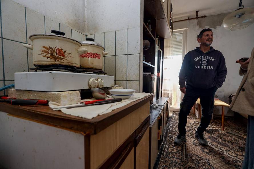 Benkovac: Branitelj Marko živi u stanu koji je u jako lošem stanju i nema struje