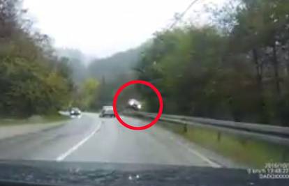 Šokantna snimka: Automobil poletio u zrak pa se prevrnuo
