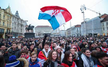 Zagreb: Navijači spremni za gledanje utakmice između Hrvatske i Maroka na Trgu bana Josipa Jelačića