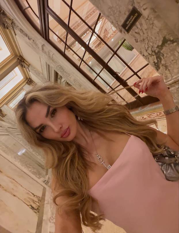 FOTO Možda ste ju sreli... Bujna influencerica posjetila Jadran: 'Ja sam u Hrvatskoj, a vi niste'