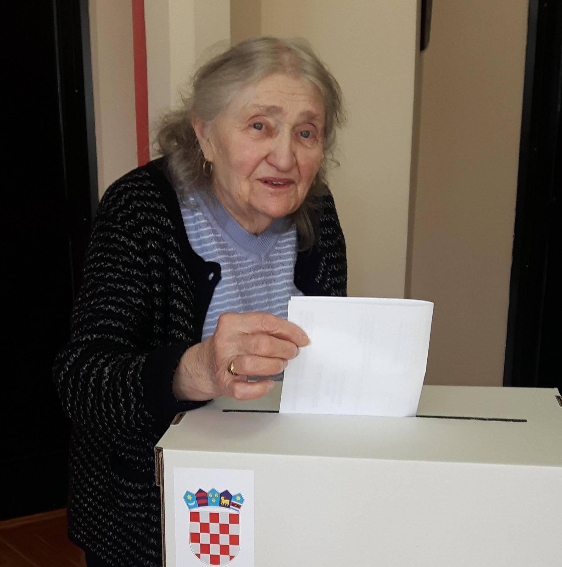 Elizabeta (92)  uvijek izlazi na izbore: Možemo mijenjati vlast