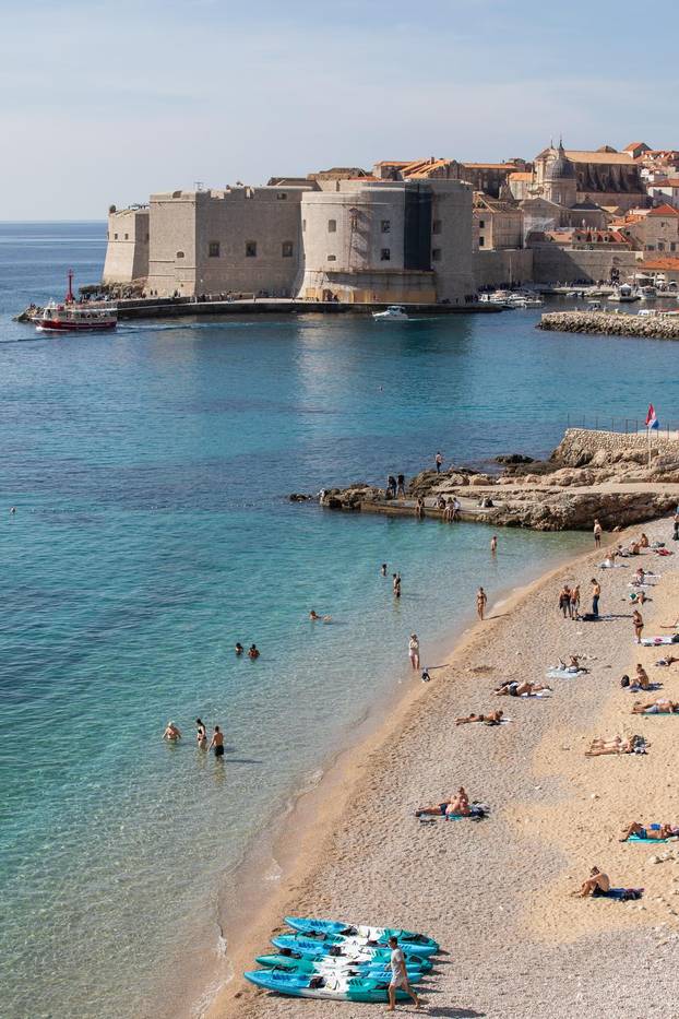 Dubrovnik: Lijepo i toplo vrijeme još uvijek grije turiste na jugu Hrvatske